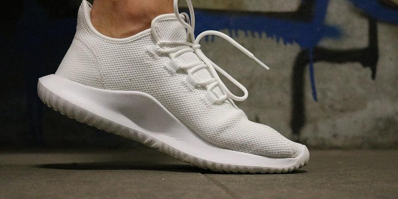 Welke sneakers draag je onder een jurk?