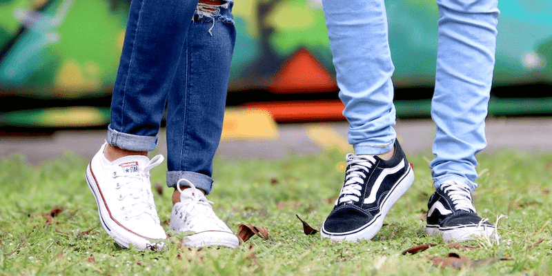 Welke sneakers passen het beste bij mijn favoriete spijkerbroek?