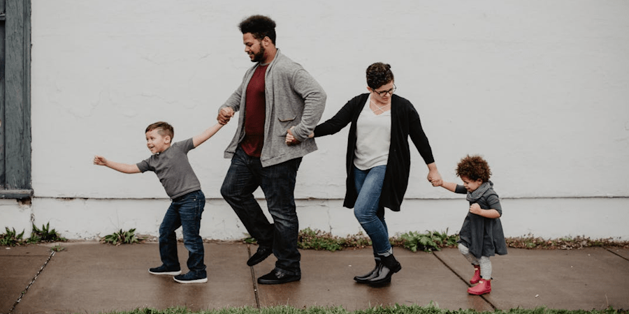 familie genietend van een dagje uit in comfortabele schoenen