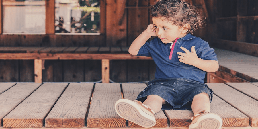 kinderen die buitenspelen met duurzame sportschoenen